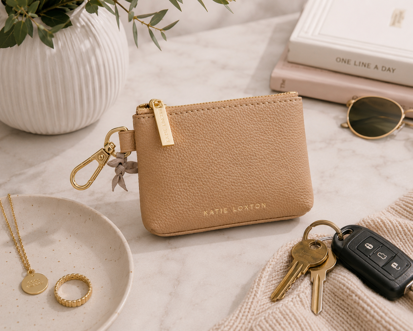 This alt text matches the styling of the image (keys, sunglasses, jewelry) and emphasizes the intended everyday use of the clip-on coin purse rather than makeup.